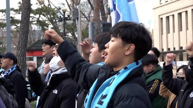 대구FC 서포터즈 연대 '그라지예'가 10일 오후 3시 대구시청 동인청사 앞에서 구단 정상화와 쇄신을 요구하는 1차 군중 집회를 열었다. 김용국기자