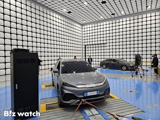 한국교통안전공단(TS) 자동차안전연구원 사이버보안센터 내 실차평가실 전경. 해당 시설 조성에만 약 70억원이 투입됐다./사진=김준희 기자 kjun@