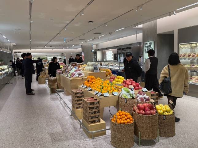 투웰브 신선식품 코너에 과일이 열을 맞춰 진열돼 있다./사진=김다이 기자 @neverdie