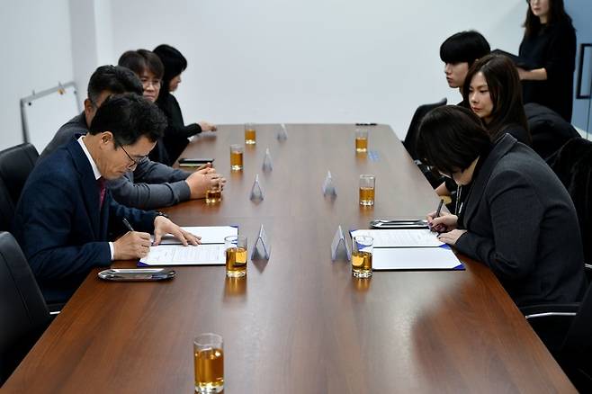 양재호 한국기원 사무총장(왼쪽)과 이경미 여수 라테라스&깔라까따 호텔 이사가 협약서에 서명하고 있다.(사진 한국기원 제공)