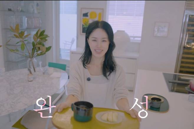 배우 엄정화가 사과, 계피, 알룰로스 등을 넣은 차를 소개했다. 사진=유튜브 채널 'Umaizing 엄정화TV'