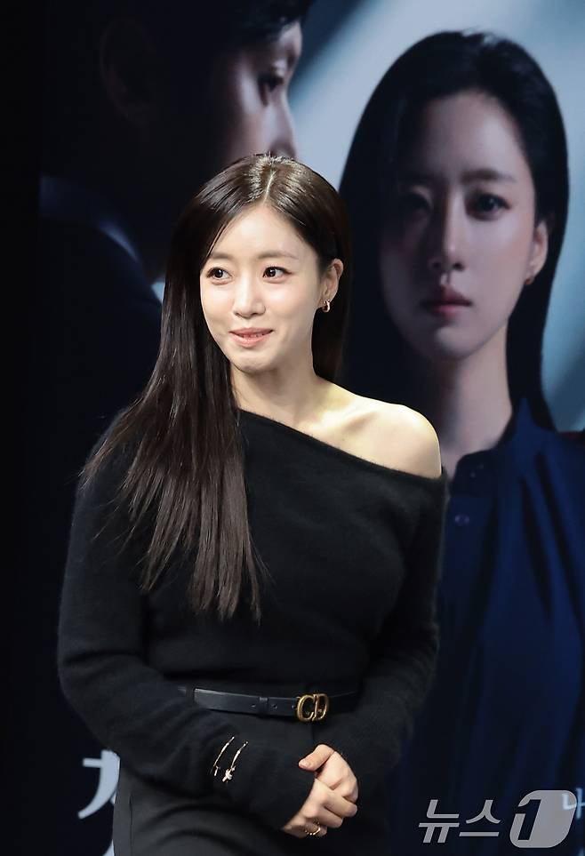 배우 함은정이 10일 오전 서울 마포구 MBC 신사옥에서 열린 MBC 새 일일드라마 '첫 번째 남자'(극본 서현주, 안진영/ 연출 강태흠)의 제작발표회에서 포즈를 취하고 있다. '첫 번째 남자'는 복수를 위하여 다른 사람의 삶을 살게 된 여자와 자신의 욕망을 위하여 다른 사람의 삶을 빼앗은 여자의 목숨을 건 치명적 대결을 그린 작품이다. 2025.12.10/뉴스1 ⓒ News1 권현진 기자