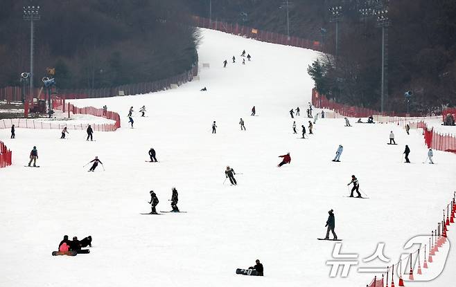 곤지암리조트 스키장이 개장한 10일 경기 광주시 곤지암리조트 스키장을 찾은 시민들이 시민들이 스키와 보드를 타며 겨울을 만끽하고 있다. 2025.12.10/뉴스1 ⓒ News1 김영운 기자