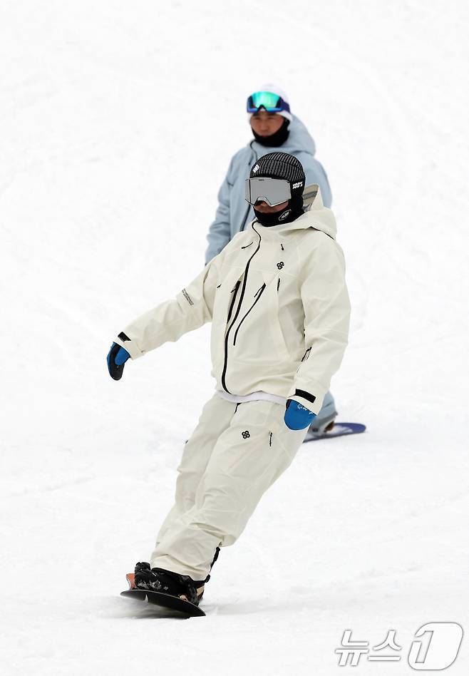 곤지암리조트 스키장이 개장한 10일 경기 광주시 곤지암리조트 스키장을 찾은 시민들이 시민들이 보드를 타며 겨울을 만끽하고 있다. 2025.12.10/뉴스1 ⓒ News1 김영운 기자
