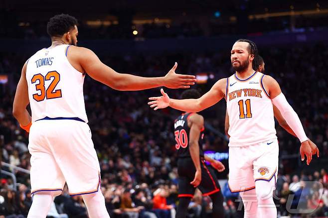 뉴욕 닉스의 제일런 브런슨(오른쪽)과 칼 앤서니 타운스가 10일(한국시간) 열린 2025-26 NBA컵 8강 토론토 랩터스전에서 팀 승리를 이끌었다. ⓒ AFP=뉴스1