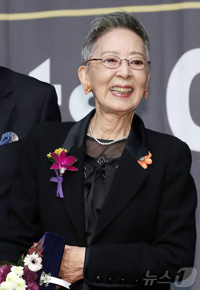원로 영화배우 김지미(본명 김명자)씨가 미국 LA에서 항년 85세를 일기로 별세했다. 사진은 2019년 11월 ‘제9회 아름다운예술인상’에 참석한 배우 김지미.(뉴스1 DB) 2025.12.10/뉴스1