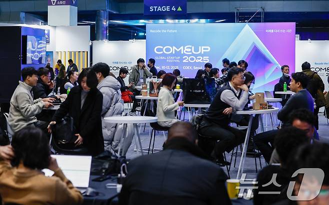 10일 서울 강남구 코엑스에서 열린 국내 최대 규모 글로벌 스타트업 페스티벌 '컴업(COME UP) 2025'이 인파로 붐비고 있다. 2025.12.10/뉴스1 ⓒ News1 안은나 기자
