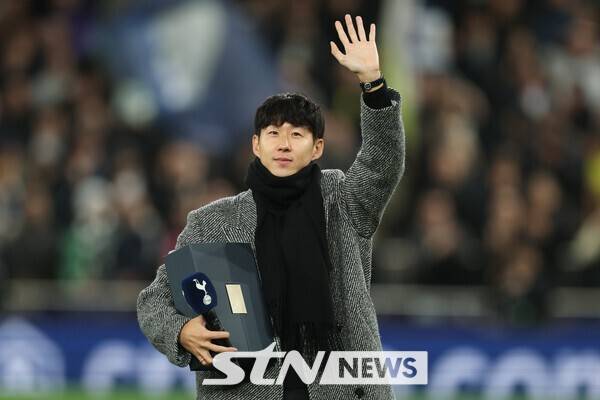 손흥민이 10일 오전 5시(한국시간) 영국 런던에 위치한 토트넘 홋스퍼 스타디움에서 열린 토트넘 홋스퍼와 슬라비아 프라하(체코)와의 2025~26시즌 유럽축구연맹(UEFA) 챔피언스리그(UCL) 리그 페이즈 6차전 킥오프 전 팬들에게 인사하고 있다. /사진=뉴시스(AP)