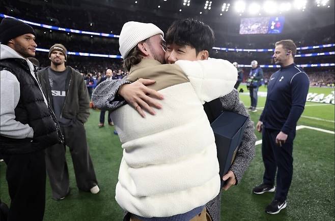 손흥민이 토트넘 홋스퍼와 슬라비아 프라하(체코)와의 2025~26시즌 유럽축구연맹(UEFA) 챔피언스리그(UCL) 리그 페이즈 6차전 킥오프를 앞두고 제임스 매디슨과 포옹하고 있다. /사진=토트넘 홋스퍼