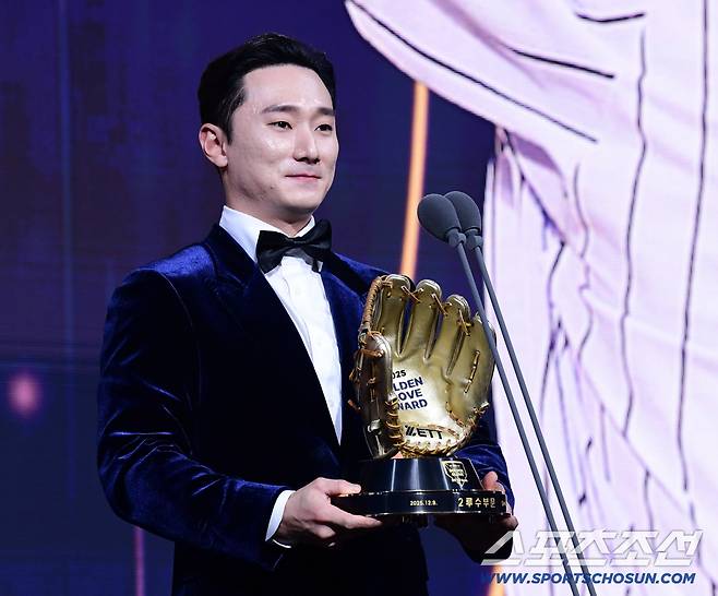 9일 서울 롯데호텔월드에서 KBO 골든글러브 시상식이 열렸다. 2루수 부문 골든글러브를 수상한 LG 신민재. 잠실=송정헌 기자songs@sportschosun.com/2025.12.09/