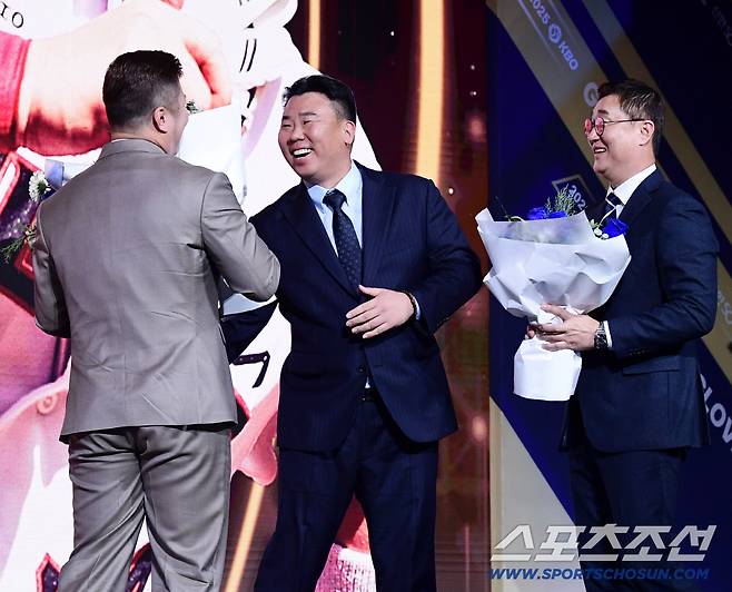 9일 서울 롯데호텔월드에서 KBO 골든글러브 시상식이 열렸다. 삼성 최형우가 지명타자 부문 골든글러브를 수상했다. 이범호 감독의 축하를 받고 있는 삼성 최형우. 잠실=송정헌 기자songs@sportschosun.com/2025.12.09/
