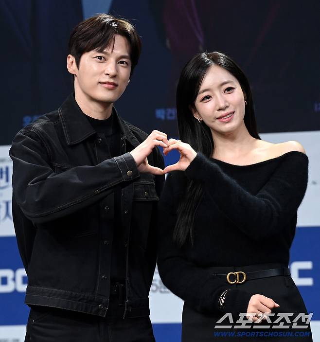 10일 서울 상암동 MBC 골든마우스홀에서 열린 MBC 새 일일드라마 '첫 번째 남자'의 제작발표회. 윤선우와 함은정이 포토타임을 갖고 있다. 상암=허상욱 기자wook@sportschosun.com/2025.12.10/