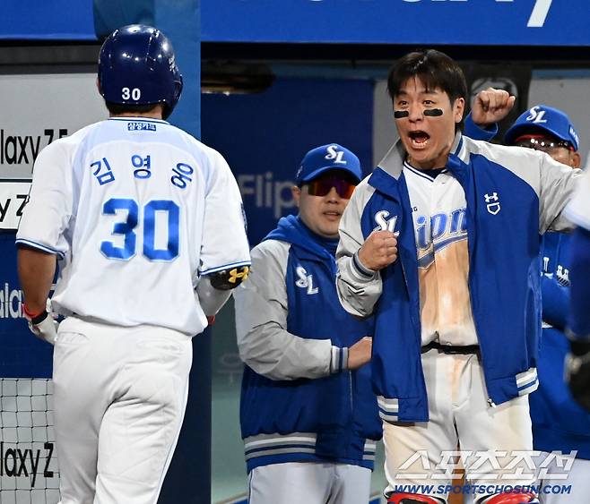 21일 대구 삼성라이온즈파크에서 열린 한화와 삼성의 플레이오프 3차전, 4회말 1사 1,2루 삼성 김영웅이 역전 3점홈런을 치고 강민호, 박진만 감독과 기쁨을 나누고 있다. 대구=허상욱 기자wook@sportschosun.com/2025.10.21/