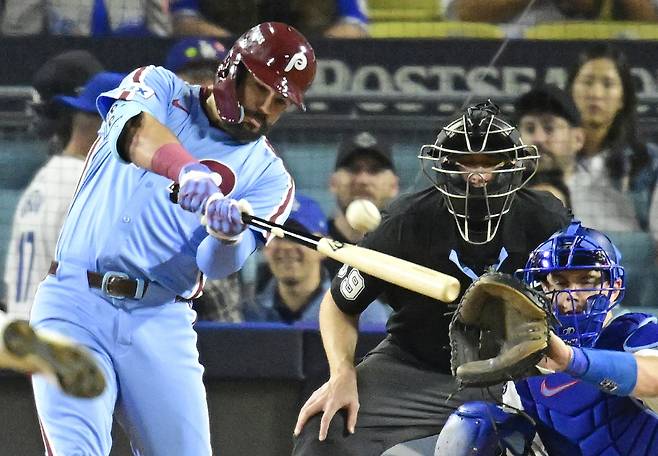 Philadelphia Phillies designated hitter Kyle Schwarber (12) hits a solo home run in the fourth inning against the against the Los Angeles Dodgers during game three of the MLB National League Division Series at Dodger Stadium in Los Angeles, California, on Wednesday, October 8, 2025. Photo by John McCoy/UPI







<저작권자(c) 연합뉴스, 무단 전재-재배포, AI 학습 및 활용 금지>
