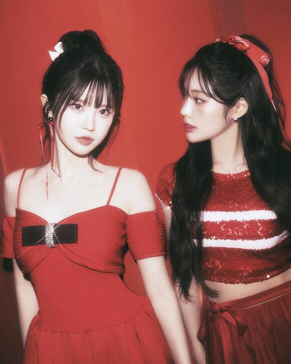 프로미스나인은 2025년 한 해 동안 왕성한 콘텐츠 활동으로 인지도와 팬층을 크게 늘렸다. 사진은 송하영(왼쪽)과 박지원./어센드 엔터테인먼트