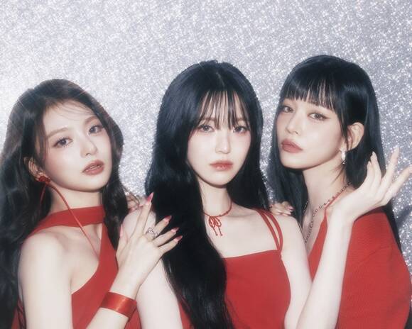 프로미스나인은 2025년을 보낸 소감을 전하며 2026년에도 변함없는 활동을 약속했다. 사진은 이나경 백지헌 이채영(왼쪽부터)./어센드엔터테인먼트