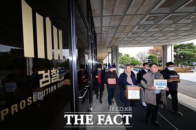 기자회견을 마친 참석자들이 김병주 회장과 김광일 대표에 대한 구속 촉구 탄원서를 들고 민원실로 향하고 있다.