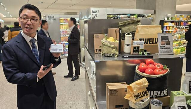 김은구 하우스 오브 신세계 청담점 점장이 PB 상품을 설명하고 있다.