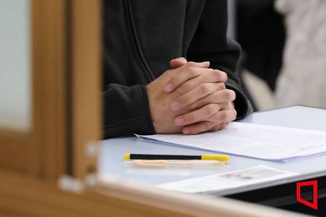 2026학년도 대학수학능력시험일인 13일 오전 서울 종로구 경복고등학교에 마련된 고사장에서 수험생들이 시험 시작을 준비하고 있다. 2025.11.13 사진공동취재단