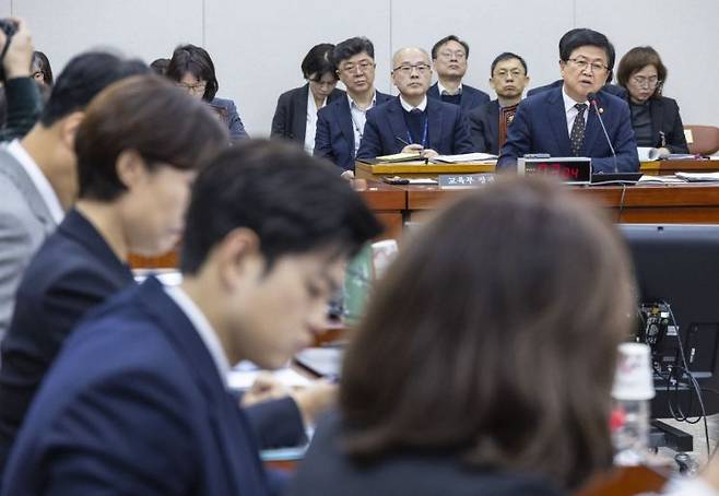 최교진 교육부 장관이 지난 9일 국회 교육위원회 전체 회의에 출석해 의원 질의에 답하고 있다. 연합뉴스
