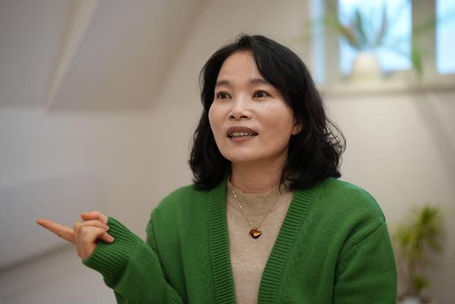 친부에게 약 9년간 성폭행을 당한 경험을 수기로 기록한 김영서 씨는 친족 성폭력을 "지진 같은 일"이라고 표현했다