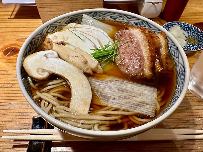 도쿄의 한 소바집에서 맛본 온소바. 일본에서는 소바를 따뜻하게 먹는 문화가 보편적이다. /에노모토 야스타카