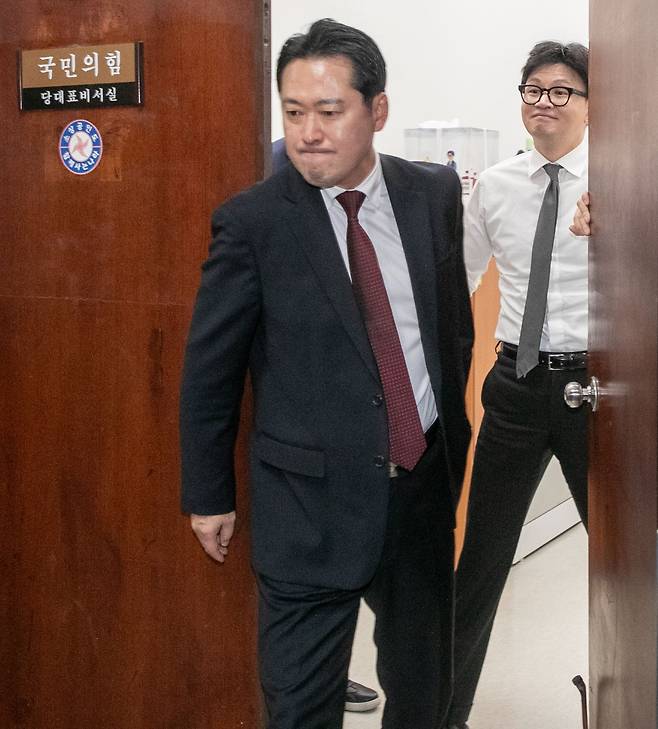 2024년 12월 11일 오후 서울 여의도 국회의사당에서 국민의힘 당대표실에서 한동훈 대표가 장동혁 최고위원을 배웅하고 있다. / 장련성 기자