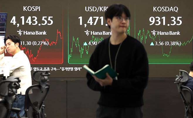 이재명 대통령은 고공행진하는 원화 환율의 안정에도 실패하고 있다는 평가다. 사진은 지난 12월 9일 오후 서울 중구 하나은행 본점 딜링룸의 전광판./뉴스1