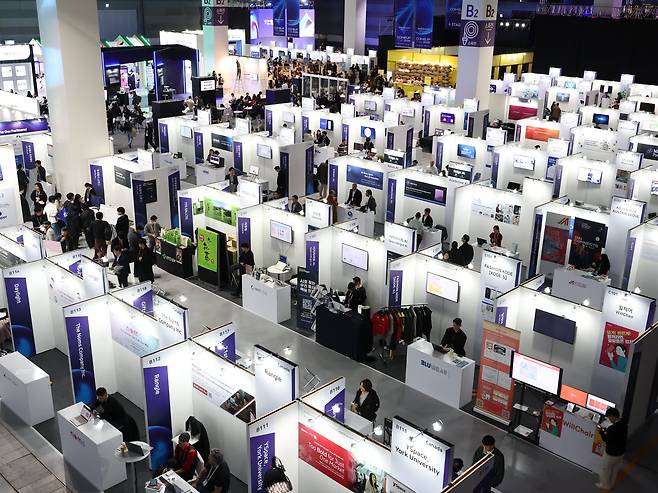 10일 서울 강남구 코엑스에서 열린 글로벌 스타트업 페스티벌 '컴업 2025'에서 참관객들이 전시 부스를 둘러보고 있다. /연합뉴스