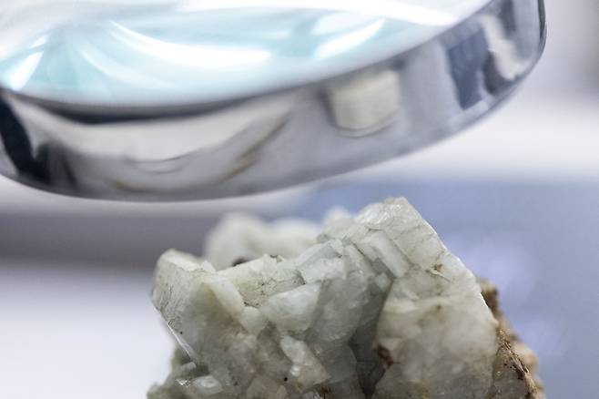 중국 베이징 중국지질박물관에 희토류 중 하나인 세륨, 란타넘, 네오디뮴 등의 원소를 추출하는 데 사용되는 광물인 모나자이트 샘플이 전시돼 있다. / 로이터