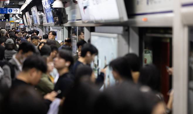 서울 중구 지하철 서울역에서 승객들이 승·하차하고 있다. /뉴스1