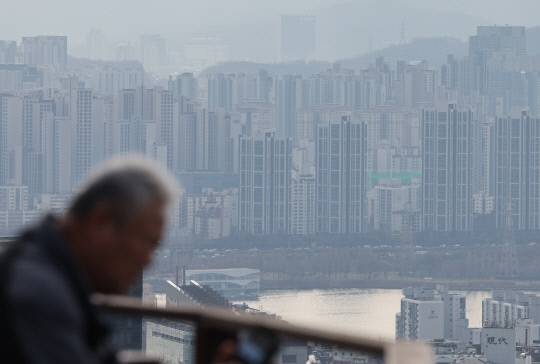 지난 9일 남산에서 바라본 서초구 일대 아파트 단지 모습. 연합뉴스