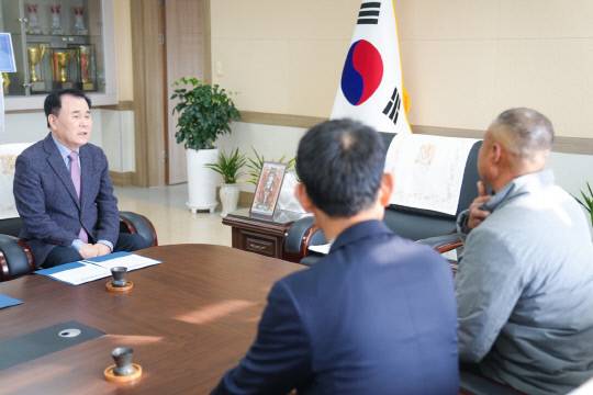 김지철 교육감(왼쪽)이 부여교육지원청에서 화재 피해 가정에 지원금을 전달한 뒤 대화를 나누고 있다. 충남교육청 제공.