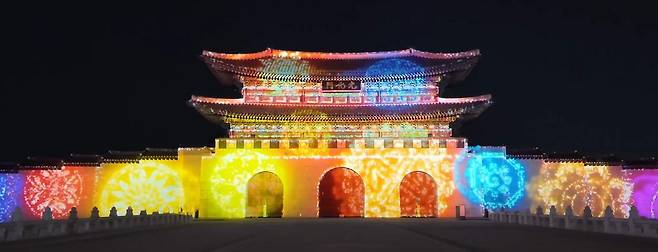 서울시가 12일부터 내년 1월 4일까지 ‘2025 서울라이트 광화문’을 진행한다. 사진은 지난해 서울라이트 광화문 장면. 서울시 제공