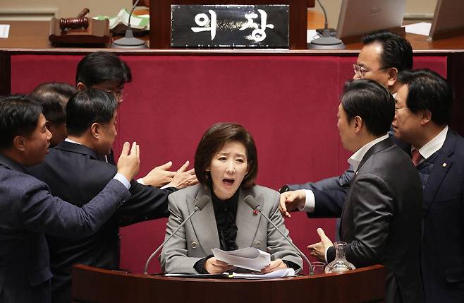 나경원 국민의힘 의원이 9일 서울 여의도 국회에서 열린 제429회국회(정기회) 제16차 본회의에서 가맹사업거래의 공정화에 관한 법률 일부개정법률안에 대한 무제한 토론(필리버스터)을 하는 가운데 여야 의원들이 충돌하고 있다. 2025.12.9/뉴스1