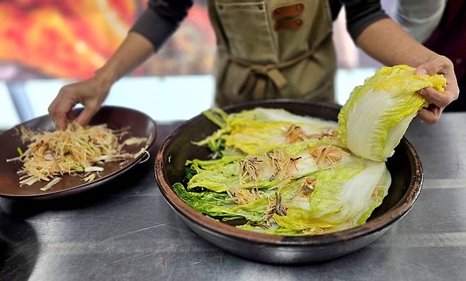 반지 김치를 시연하고 있다.