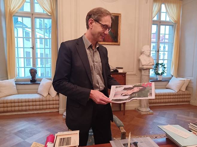 스웨덴 한림원 마츠 말름 상임 사무처장이 지난해 한강 작가의 노벨 문학상 선정 소식(10월11일치)과 작가 분석 기사(10월12일치)가 실린 한겨레 신문을 보고 있다. 그는 “반갑고 고맙다”고 말했다. 임인택 기자 imit@hani.co.kr