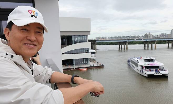 한강버스 정식 운항 시작일인 지난 9월18일 오전 한강 여의도 선착장에서 오세훈 서울시장이 한강버스를 기다리고 있다. 연합뉴스