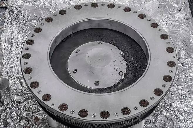 우주선 오시리스렉스가 가져온 소행성 베누 표본의 일부. 미국항공우주국 제공