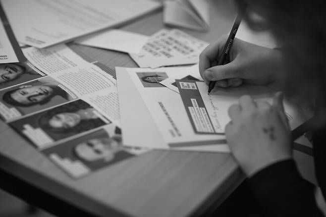 국제앰네스티 한국지부가 24년간 진행하고 있는 편지쓰기 캠페인은 200여 개국 및 지역에서 1000여만 명의 회원 및 지지자와 함께 수백만 통의 편지를 쓰는 세계 최대 규모 글로벌 인권 운동이다. 국제앰네스티 제공