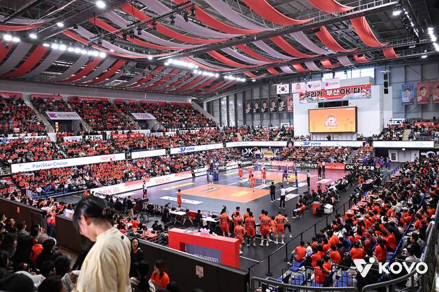 지난달 30일 부산 강서체육관에서 열린 오케이(OK)저축은행과 우리카드 경기에 만원 관중이 몰려들었다. 한국배구연맹 제공