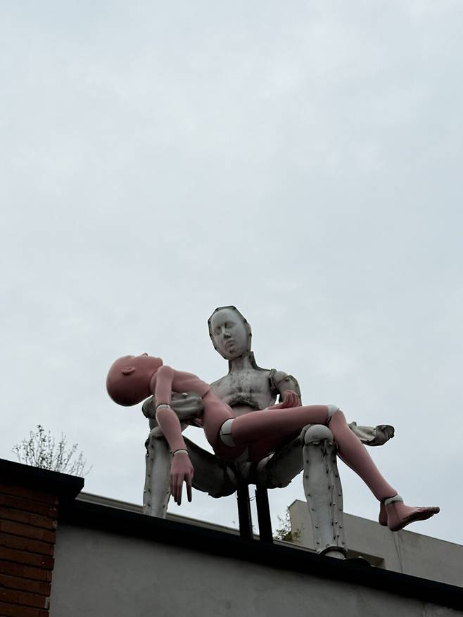 이용백 작가의 ‘피에타’. 서울 종로구 소격동 학고재 갤러리 지붕에 있다. 김영민 제공