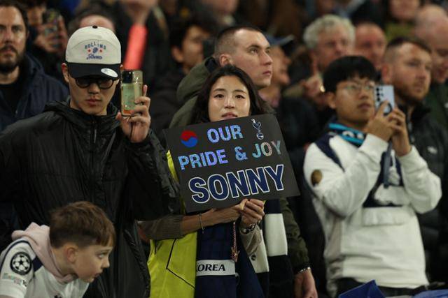 '우리의 자랑 & 기쁨 쏘니'라고 직힌 손팻말을 든 관중. 런던=AFP 연합뉴스