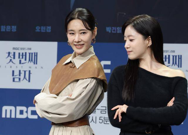 배우 오현경과 함은정(오른쪽)이 10일 오전 서울 마포구 MBC 신사옥에서 열린 MBC 새 일일드라마 '첫 번째 남자'의 제작발표회에서 포즈를 취하고 있다. 뉴스1