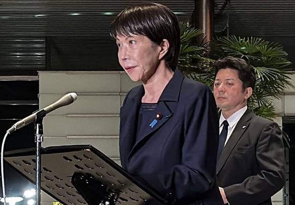 다카이치 사나에 일본 총리가 지진 관련 기자 회견을 하고 있다. [사진=AFP/연합뉴스]