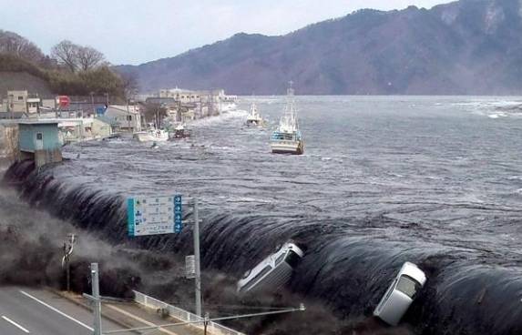 지난 2011년 동일본 대지진 당시 쓰나미가 미야코시를 강타하고 있다. [사진=AFP/연합뉴스]