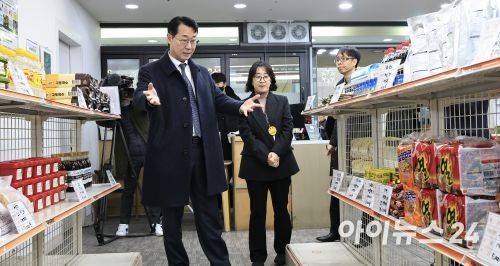 정명근 시장이 10일 ‘먹거리 기본보장코너(그냥드림)’를 찾아 상품 접근성 등 운영 전반에 대해 점검하고 있다. [사진=화성시]