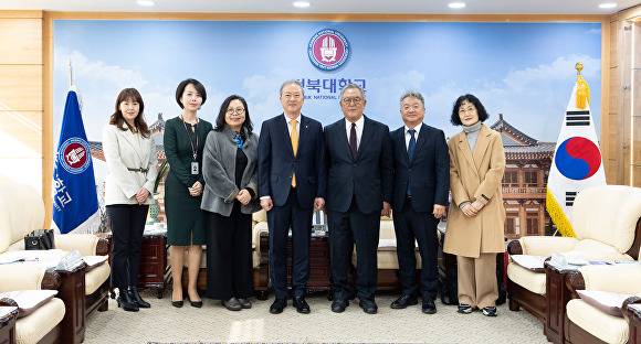 일본 나가사키대학 총장 일행이 전북대학교를 방문해 국제 복수학위제 등을 논의했다. [사진=전북대학교]