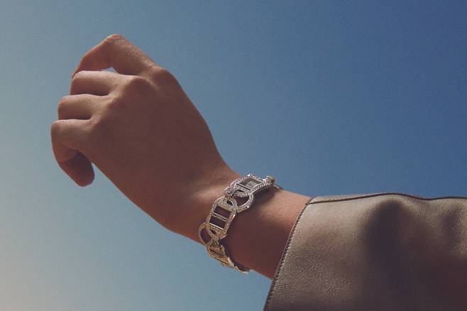 마이용 리브르 시계를 착용한 모델. 사진 에르메스