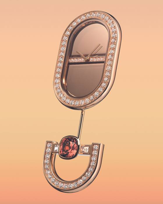 로즈 골드 버전의 마이용 리브르 브로치 워치. 사진 에르메스